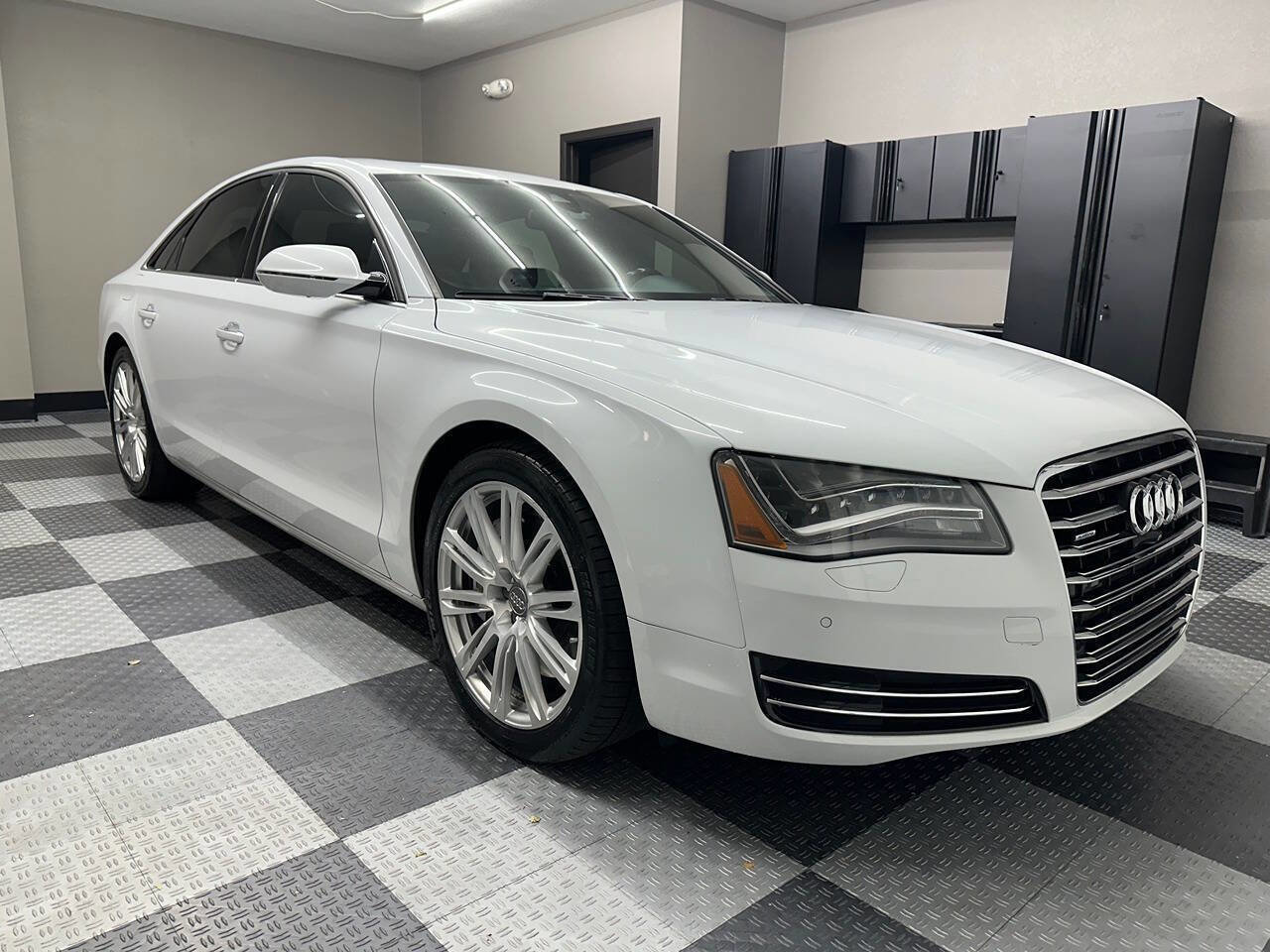 Used 2013 Audi A8 4.0T w/ Convenience Pkg image 4