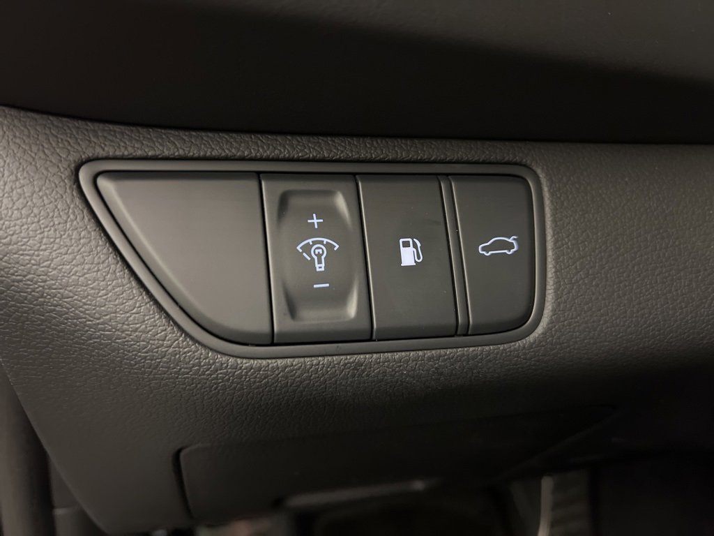 Used 2025 Genesis G70 2.5T image 23