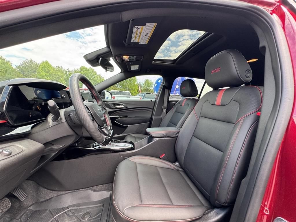 Used 2025 Chevrolet Trax RS w/ Sunroof Package FWD image 15