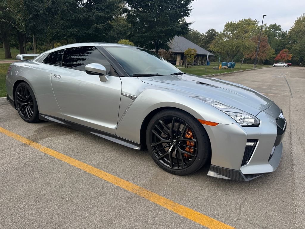 Used 2017 Nissan GT-R Premium w/ Premium Interior Package image 5
