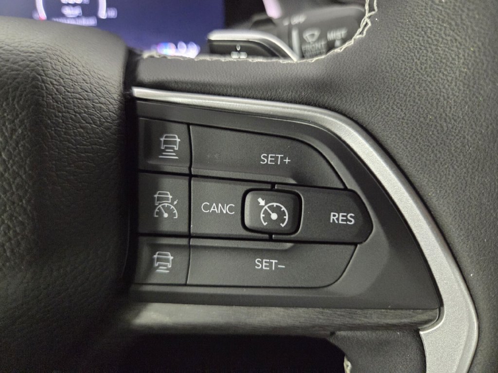 Used 2025 Jeep Grand Cherokee Limited w/ Black Appearance Package RWD image 16