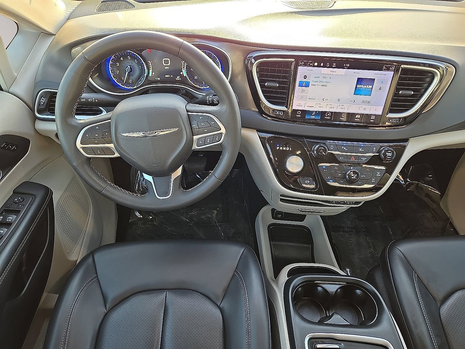 Used 2023 Chrysler Pacifica Touring-L FWD image 18