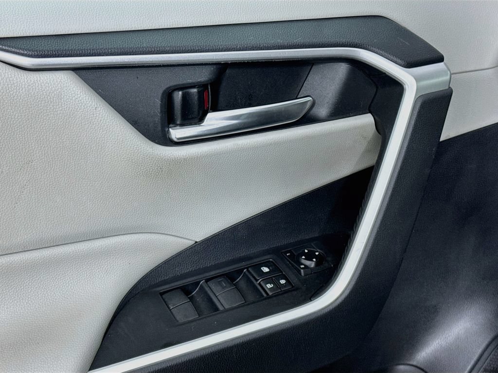 Used 2019 Toyota RAV4 XLE FWD image 18