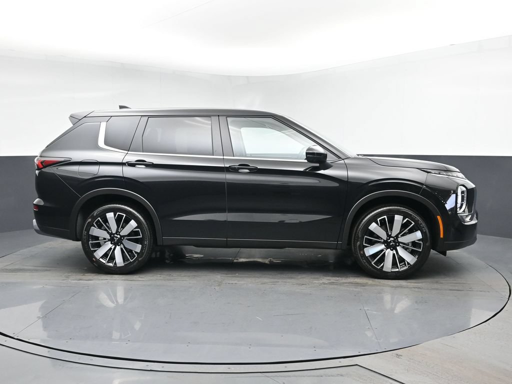 New 2026 Mitsubishi Outlander SE FWD image 3
