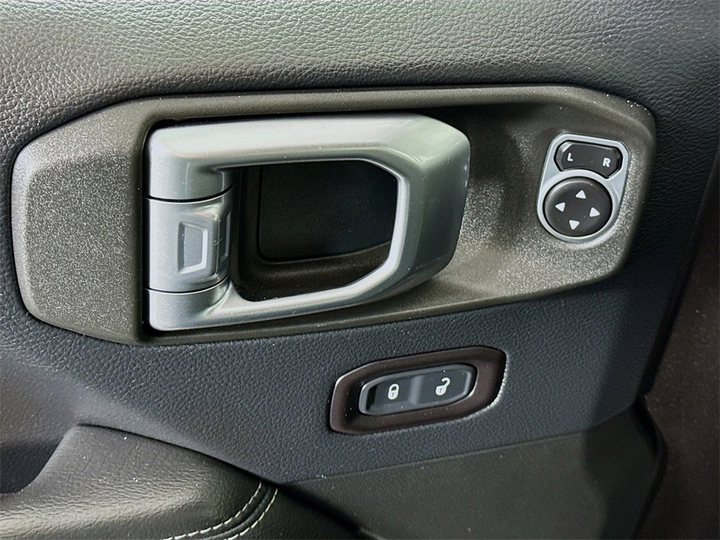 Used 2018 Jeep Wrangler Unlimited Sahara image 24