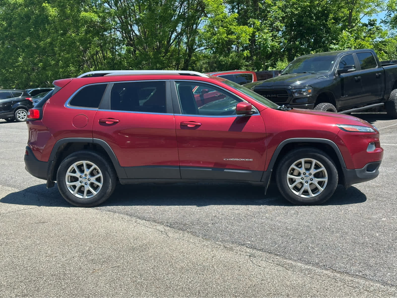 Used 2014 Jeep Cherokee Latitude w/ Cold Weather Group AWD/4WD image 8
