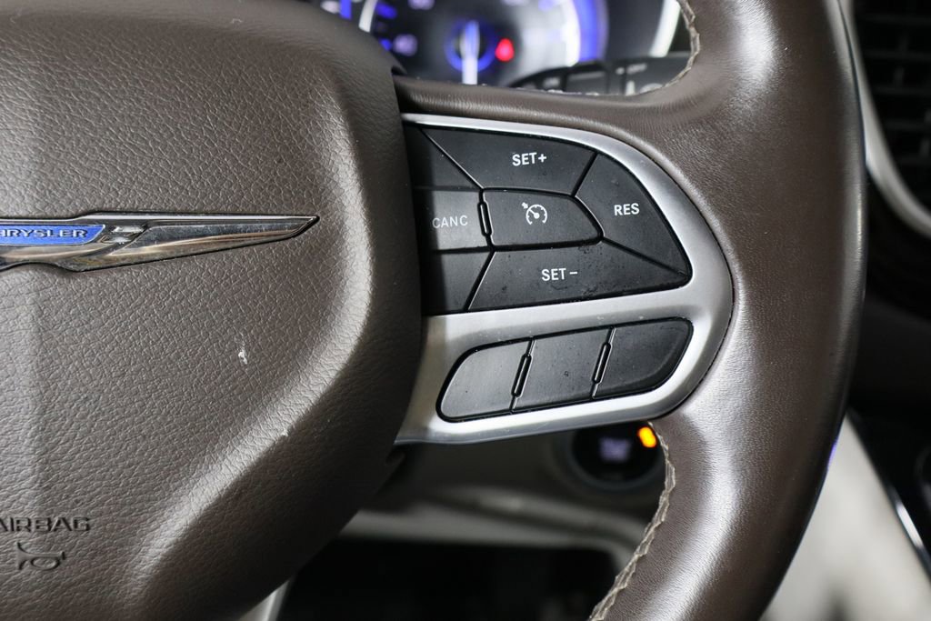 Used 2018 Chrysler Pacifica Touring-L image 10