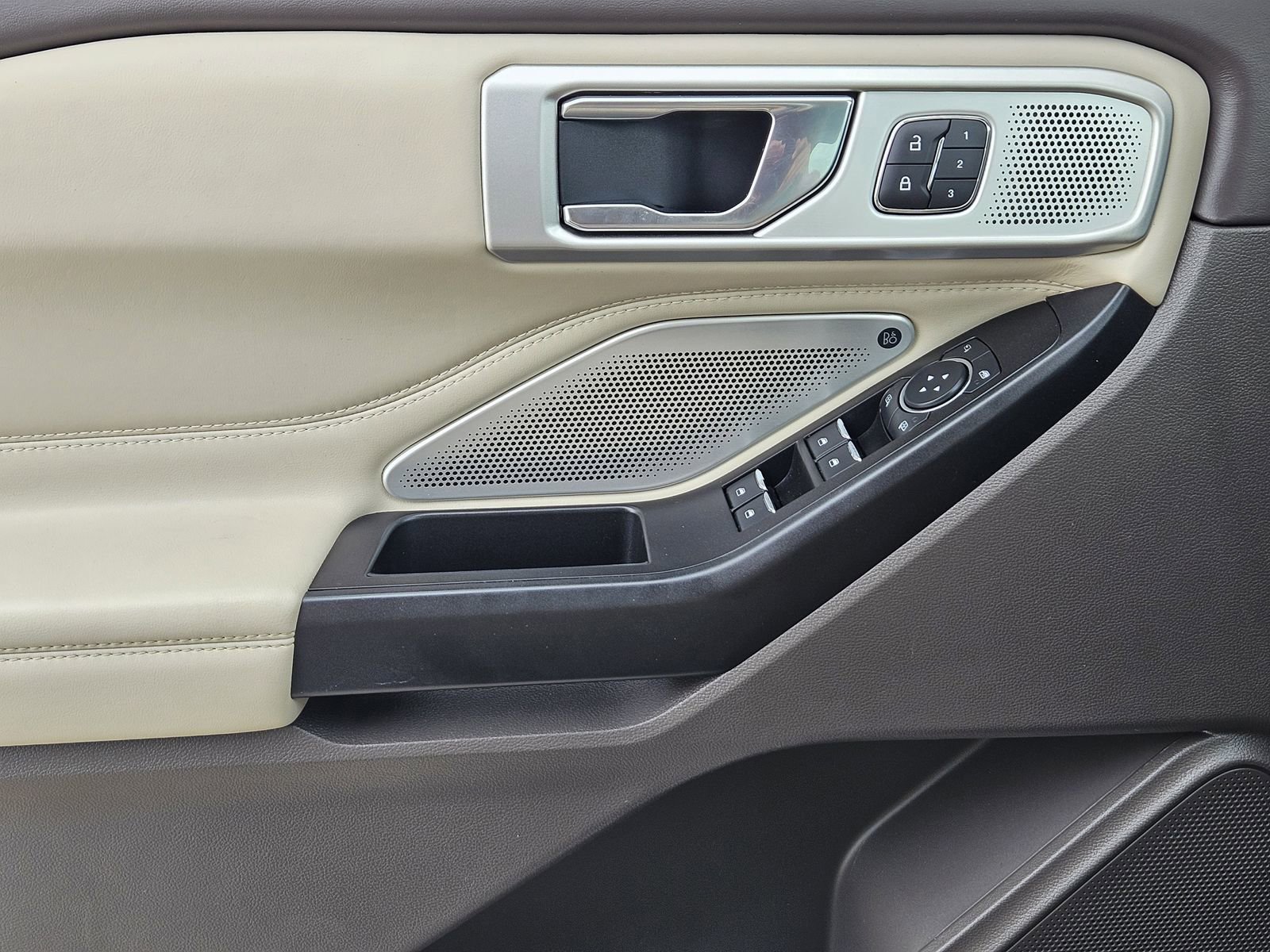 Used 2020 Ford Explorer Platinum w/ Premium Technology Package image 30