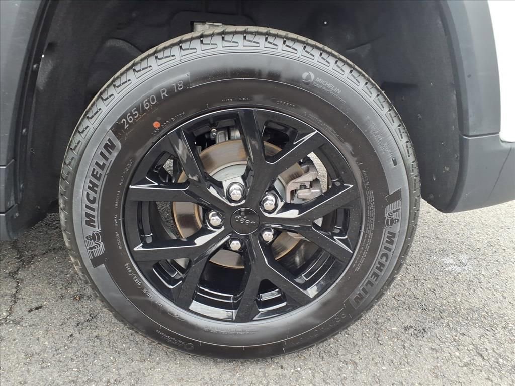 Certified 2025 Jeep Grand Cherokee Altitude image 17