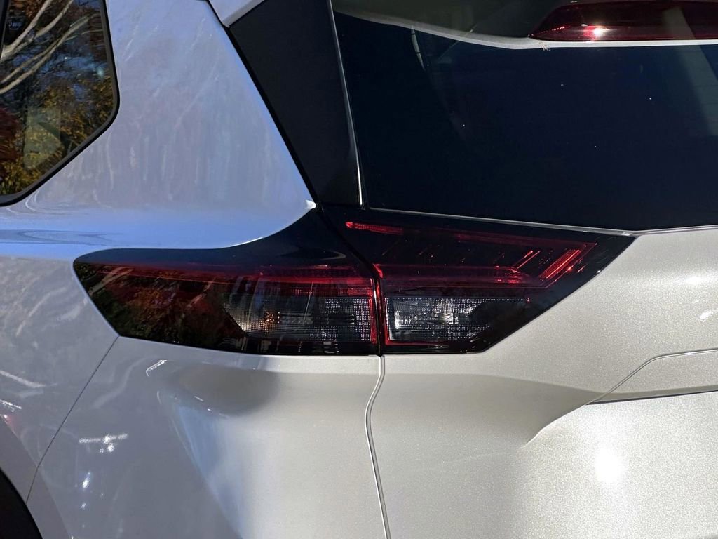 Certified 2025 Nissan Rogue SV image 11