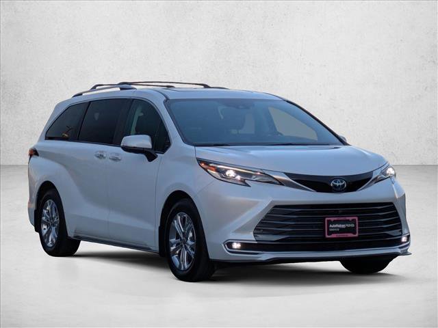 Used 2023 Toyota Sienna Platinum image 3