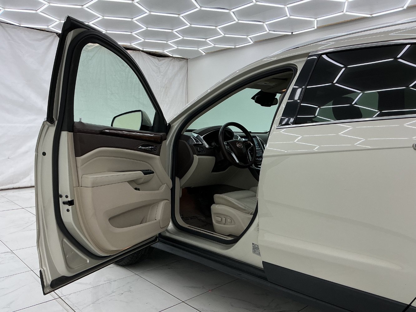Used 2014 Cadillac SRX Luxury w/ Driver Awareness Package FWD image 16