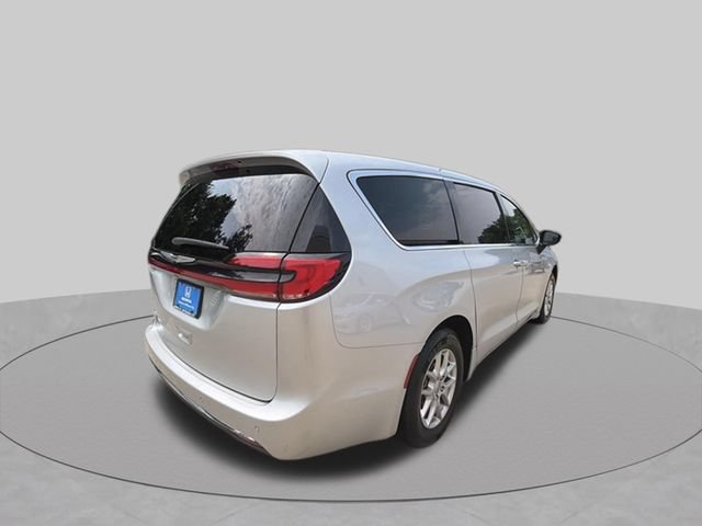 Used 2024 Chrysler Pacifica Touring-L FWD image 5