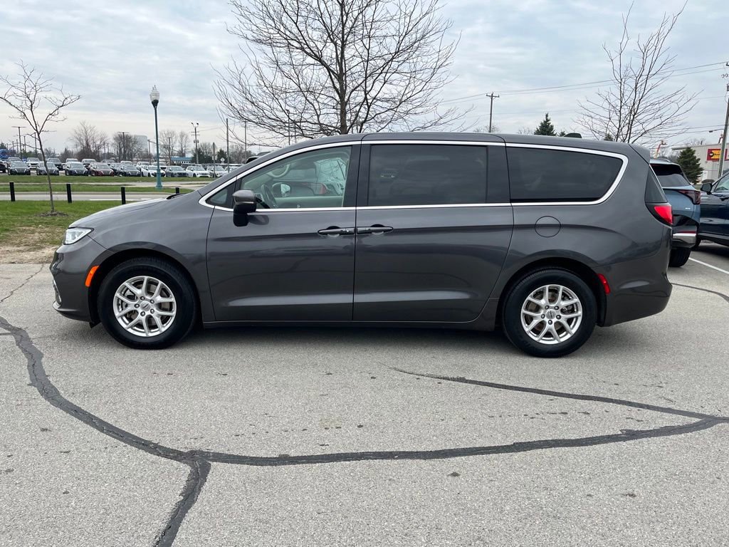 Used 2023 Chrysler Pacifica Touring-L FWD image 4