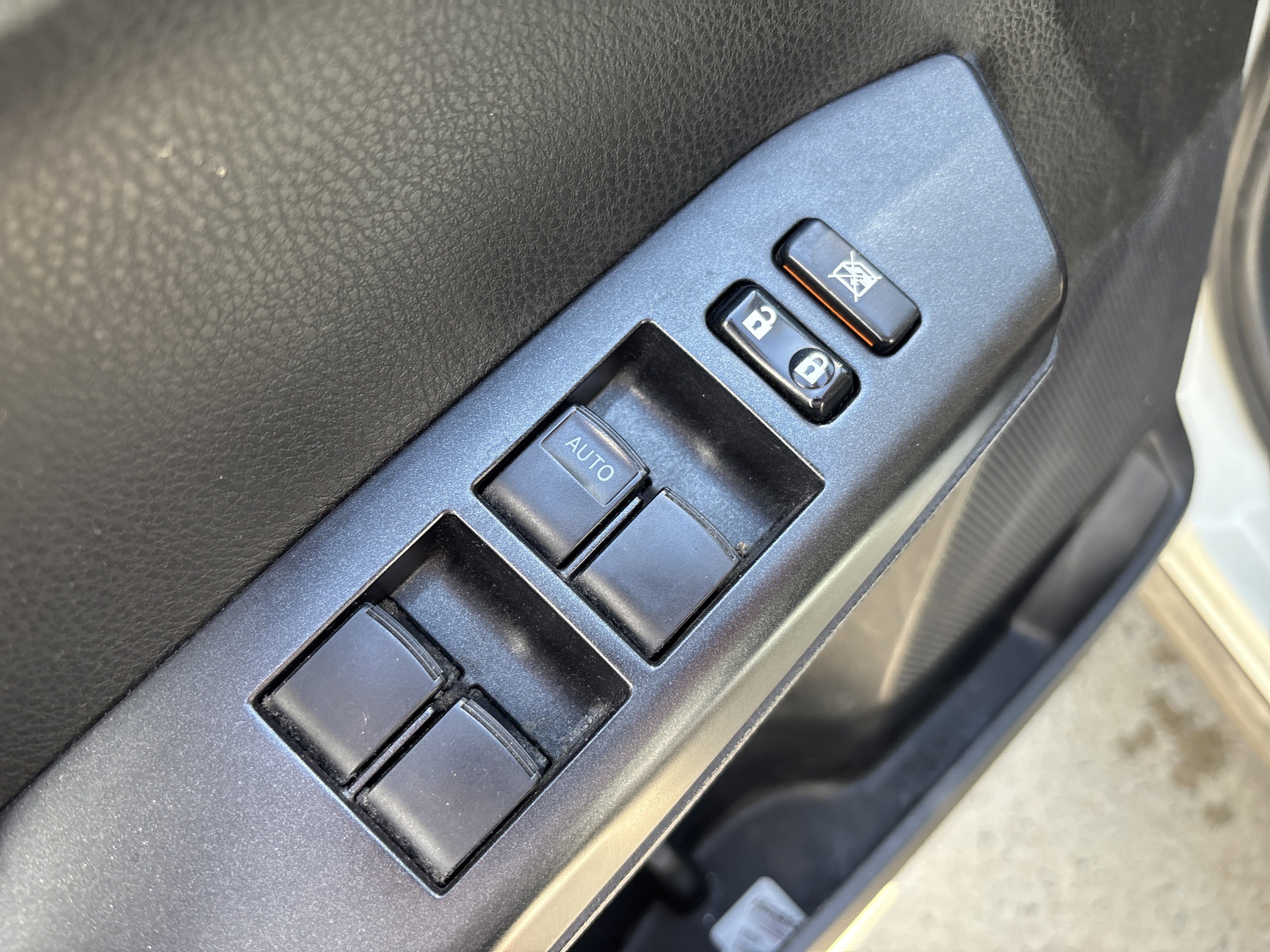 Used 2017 Toyota RAV4 XLE AWD/4WD image 14