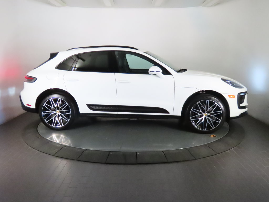 Certified 2026 Porsche Macan AWD/4WD image 8