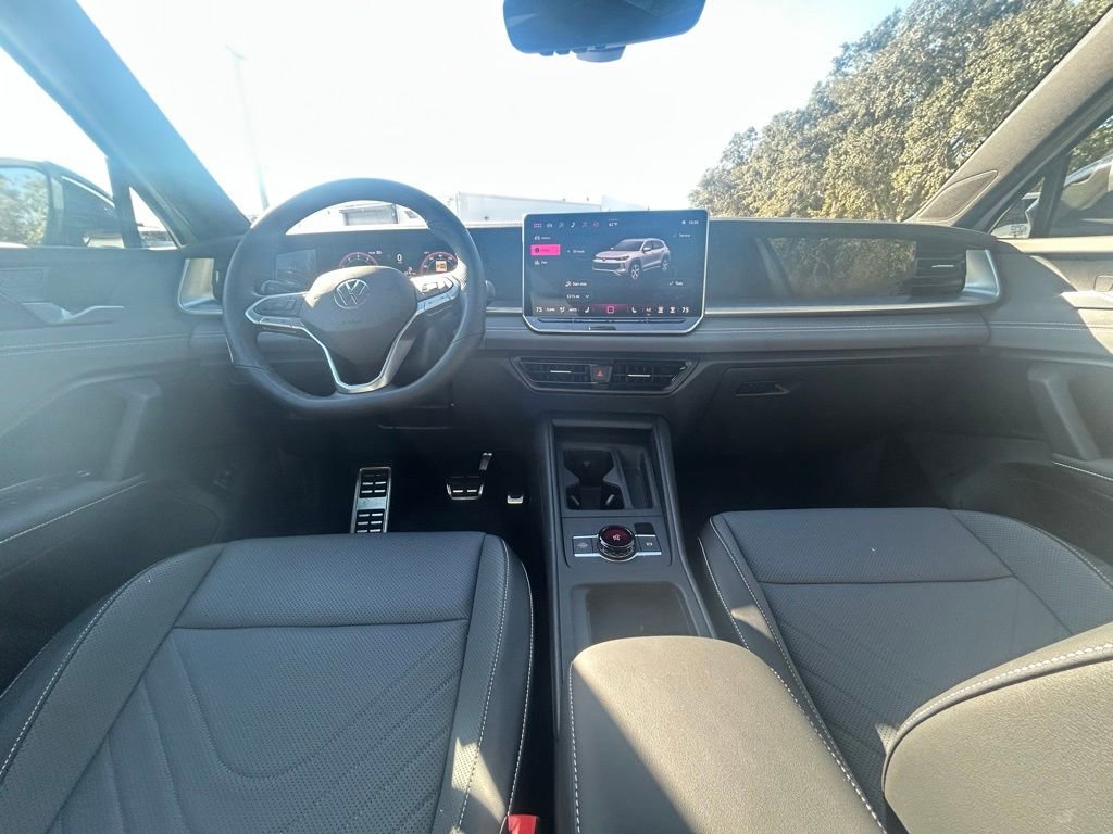 Certified 2025 Volkswagen Tiguan SE R-Line image 10