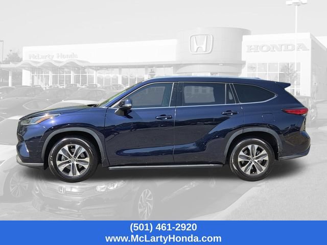 Used 2021 Toyota Highlander XLE FWD image 2