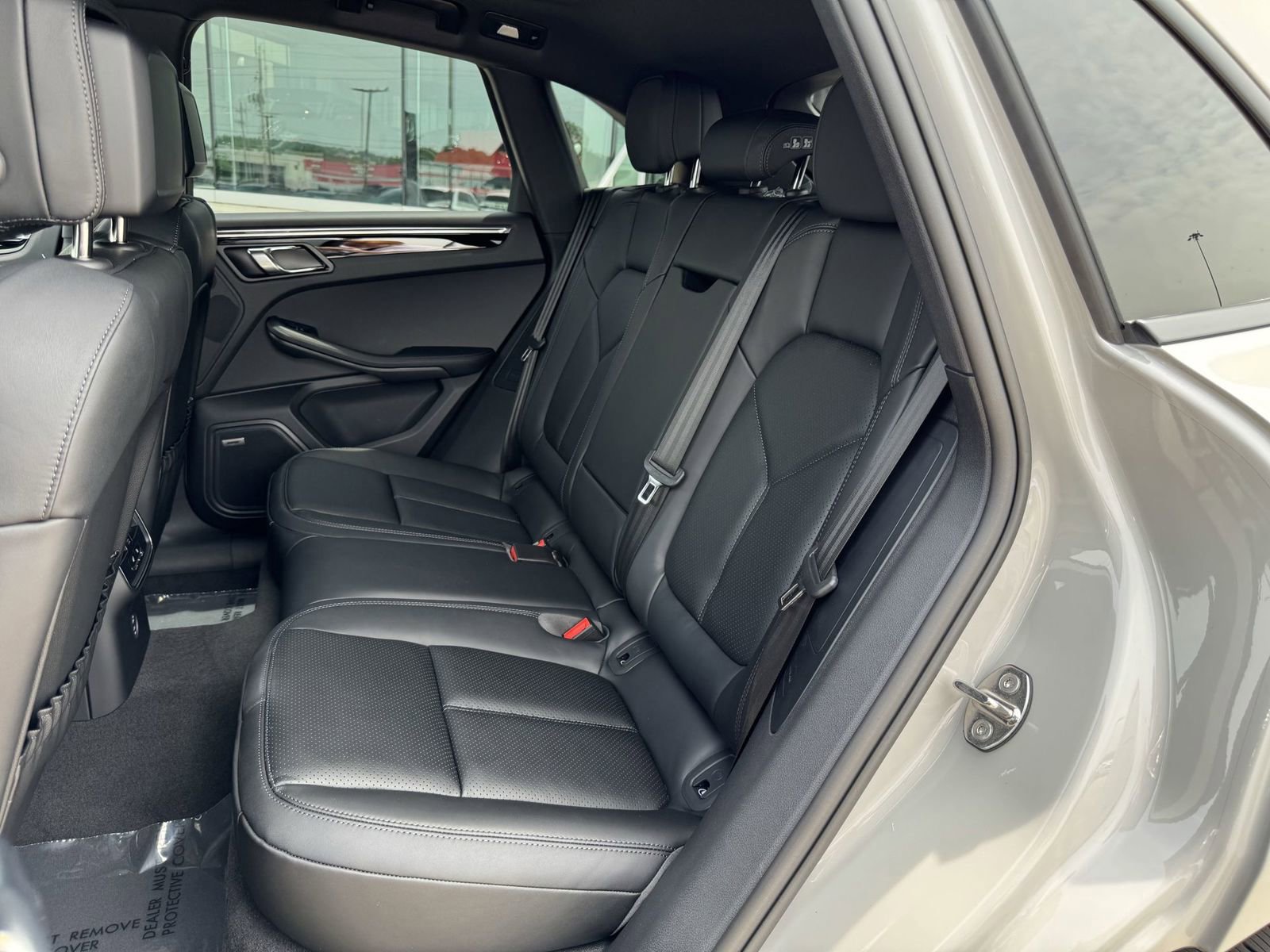 Certified 2025 Porsche Macan AWD/4WD image 17