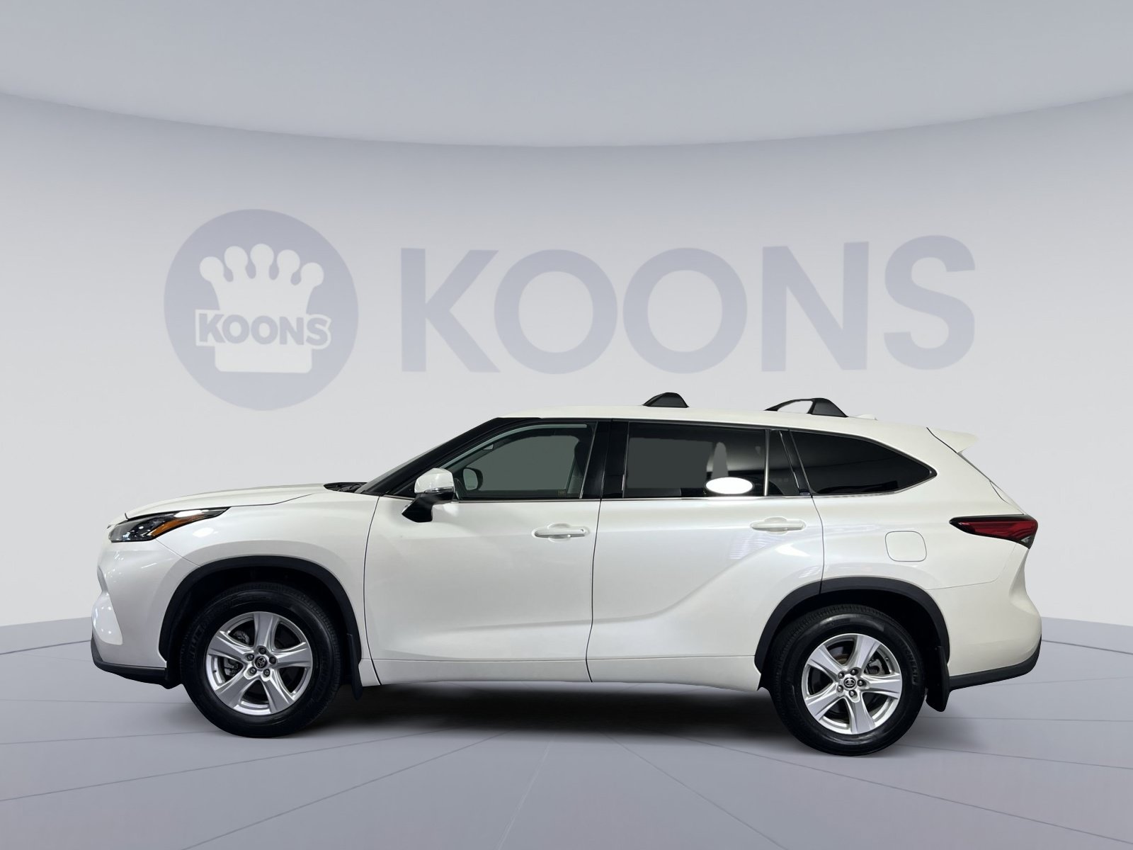 Used 2020 Toyota Highlander LE AWD/4WD image 2