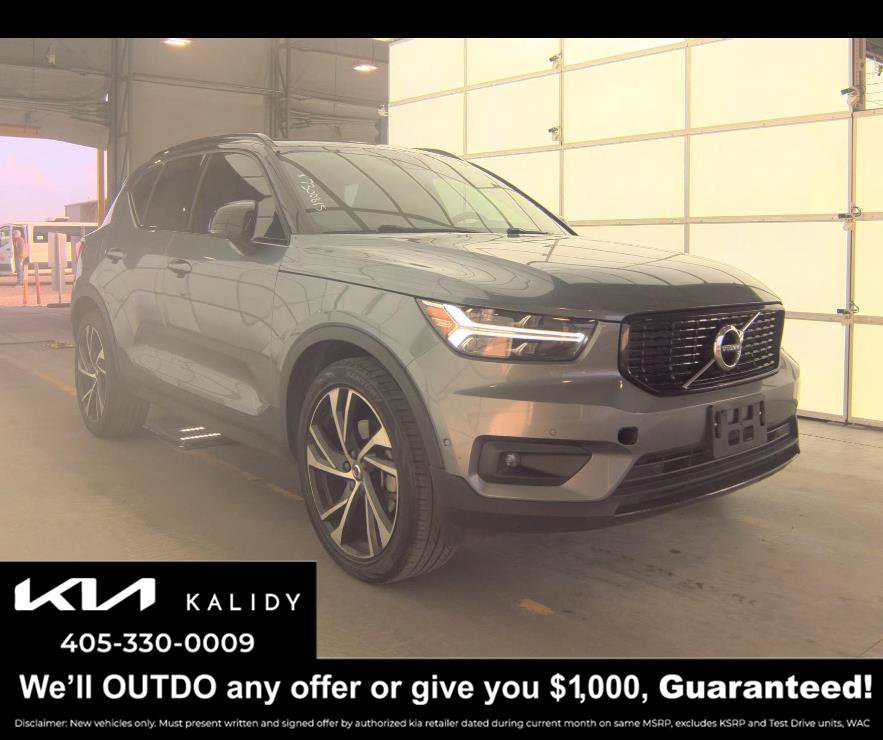 Used 2019 Volvo XC40 T4 R-Design image 1