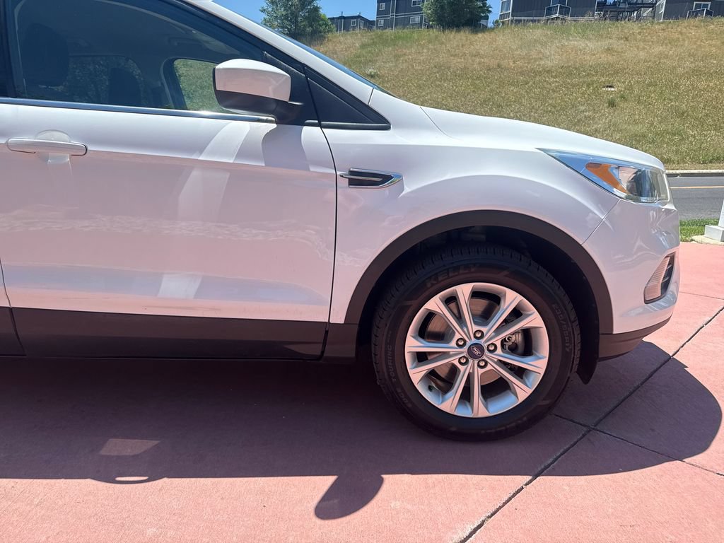 Used 2018 Ford Escape SE w/ SE Sync 3 Package AWD/4WD image 32