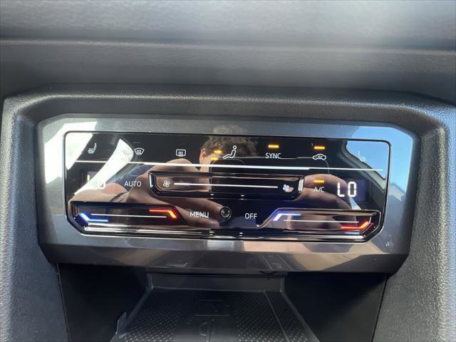 Certified 2022 Volkswagen Tiguan SE R-Line AWD/4WD image 18