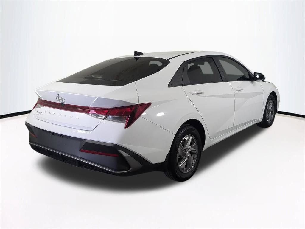 Used 2025 Hyundai Elantra SE FWD image 5
