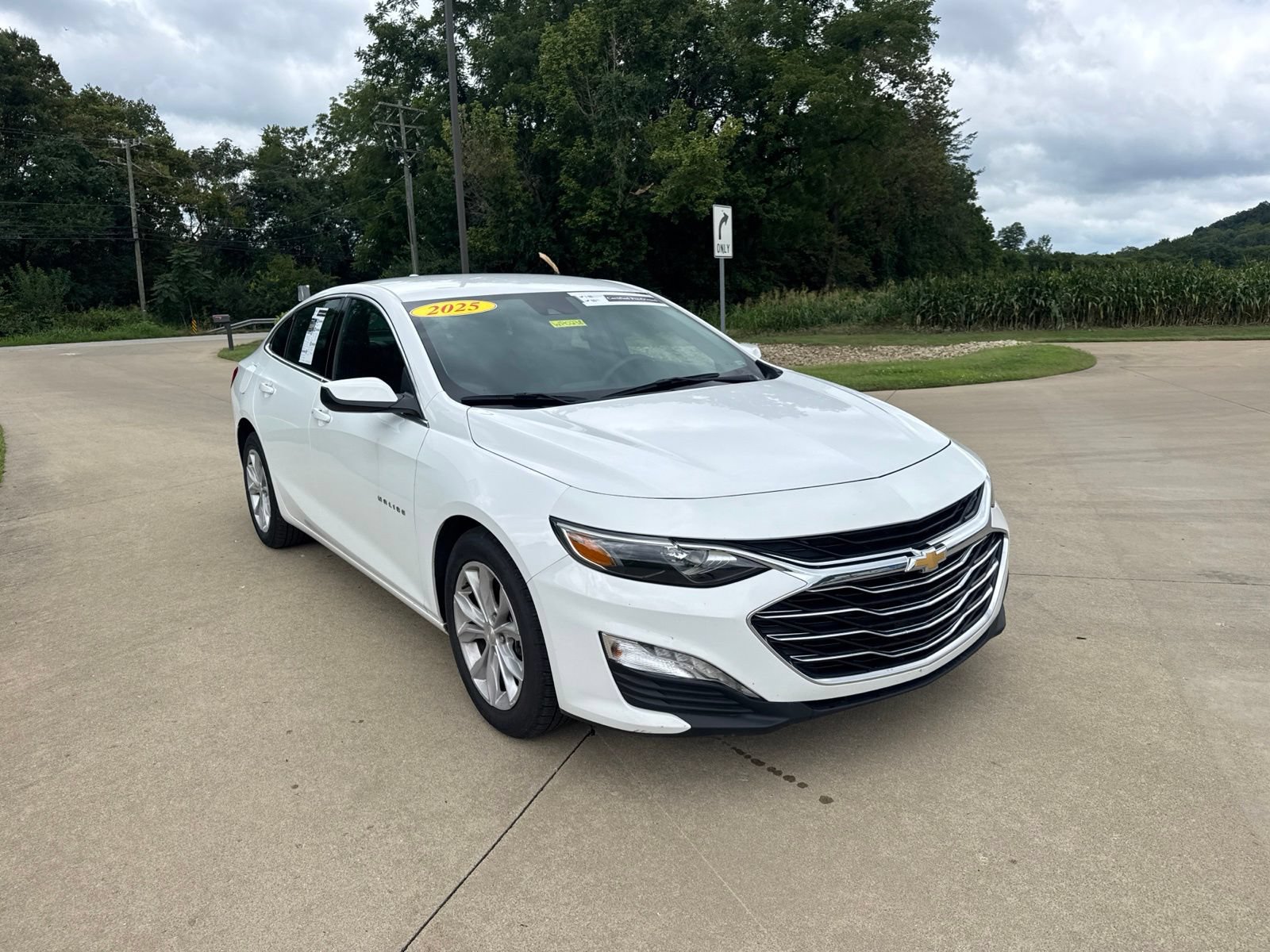 Used 2025 Chevrolet Malibu LT FWD image 3