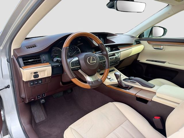 Used 2016 Lexus ES 300h w/ Luxury Package w/Wood Trim image 25