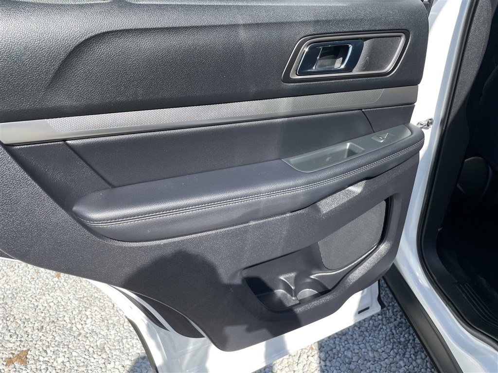 Used 2018 Ford Explorer XLT image 16
