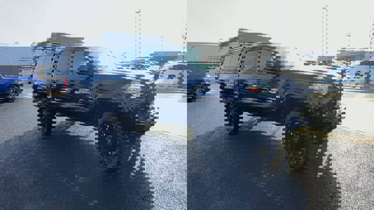 Used 2016 Toyota Tacoma SR5 image 2