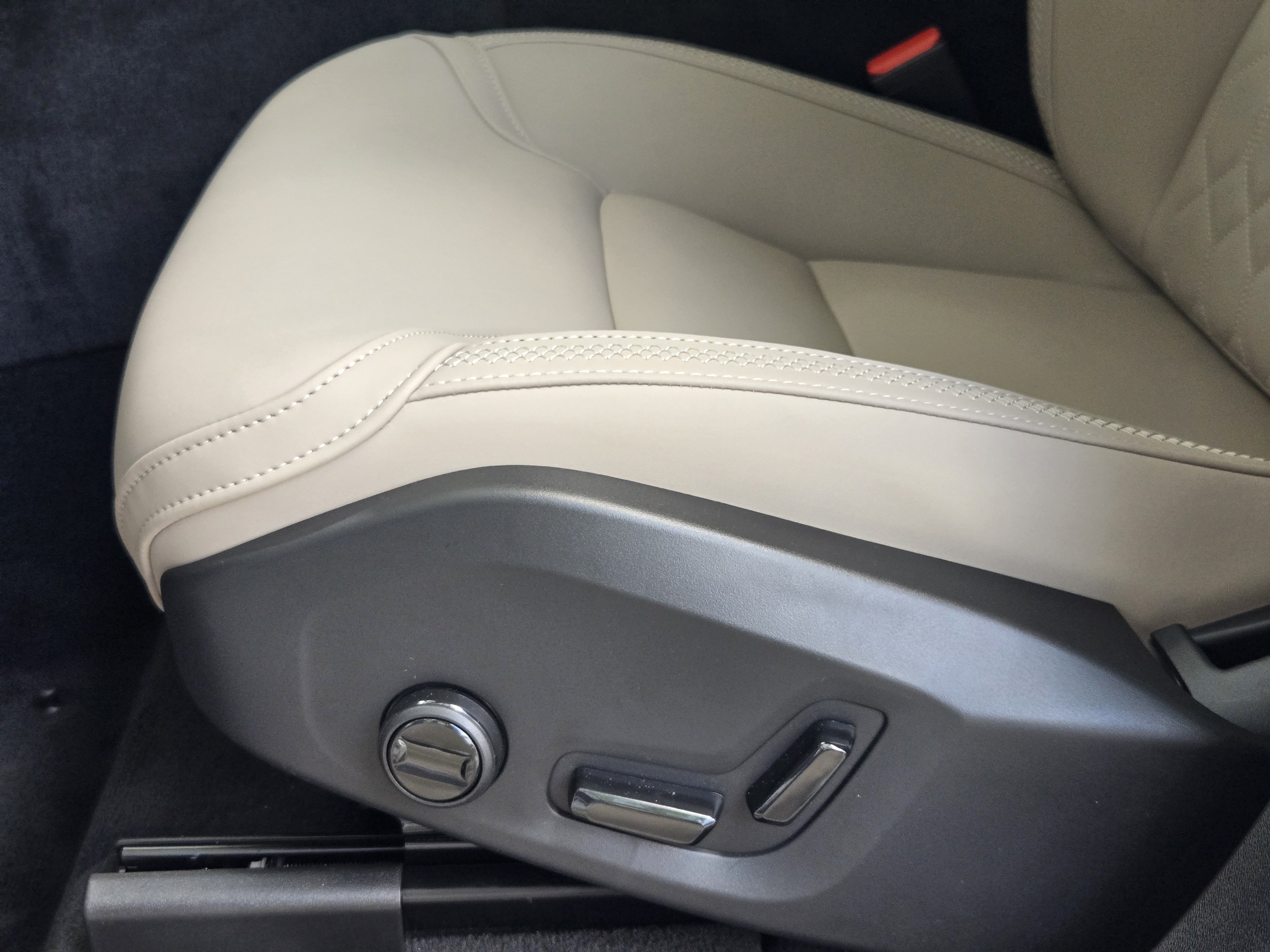 New 2026 Volvo XC90 B5 Plus w/ Protection Package Premier AWD/4WD image 19