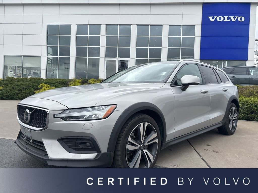 Used 2025 Volvo V60 B5 Cross Country Plus AWD/4WD image 1