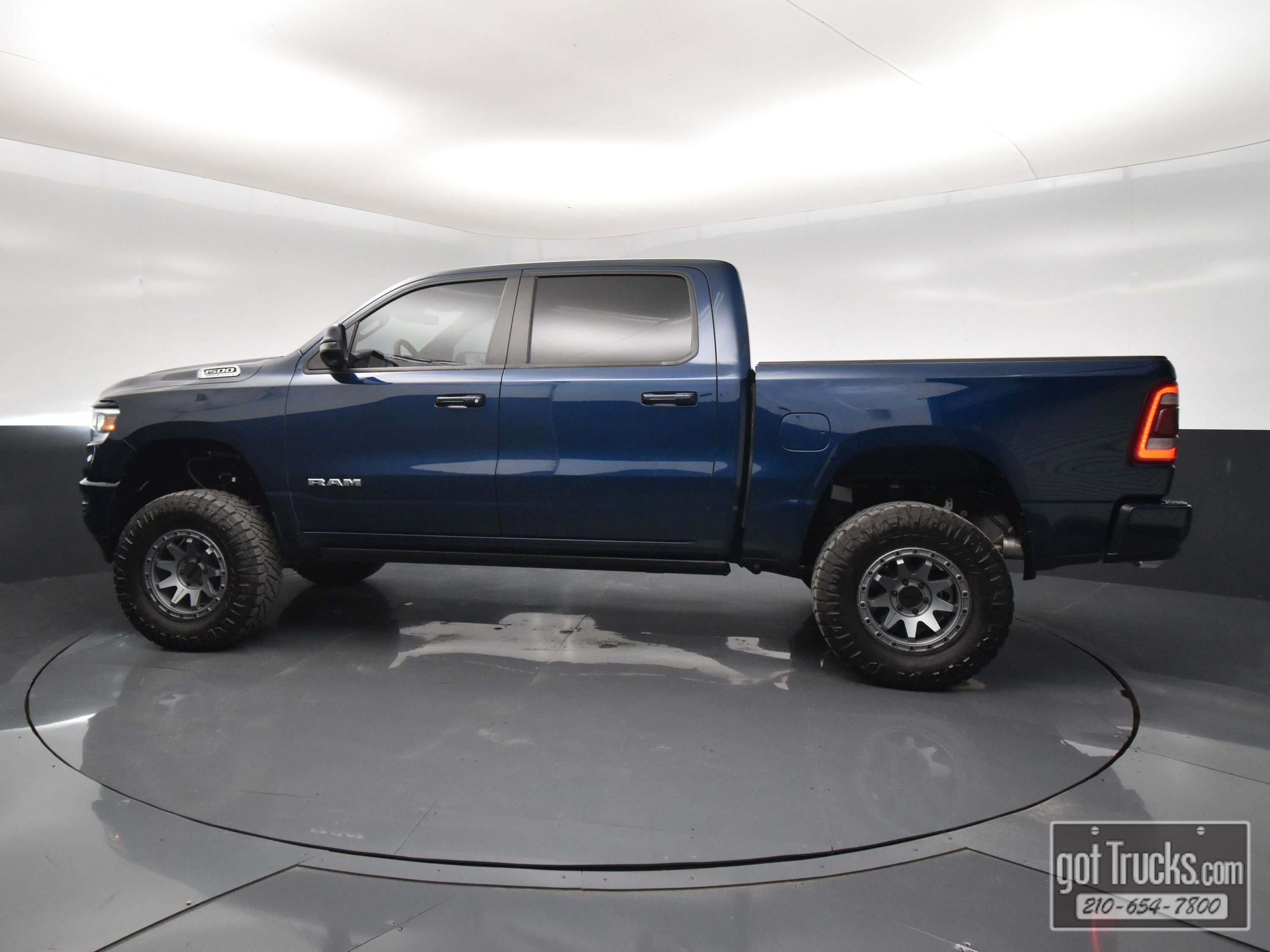 Used 2024 RAM 1500 Laramie AWD/4WD image 3