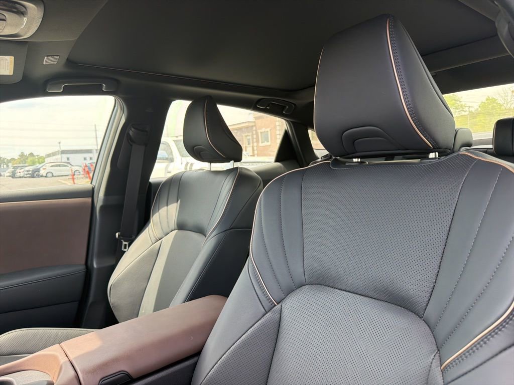 Used 2023 Toyota Crown Limited image 9