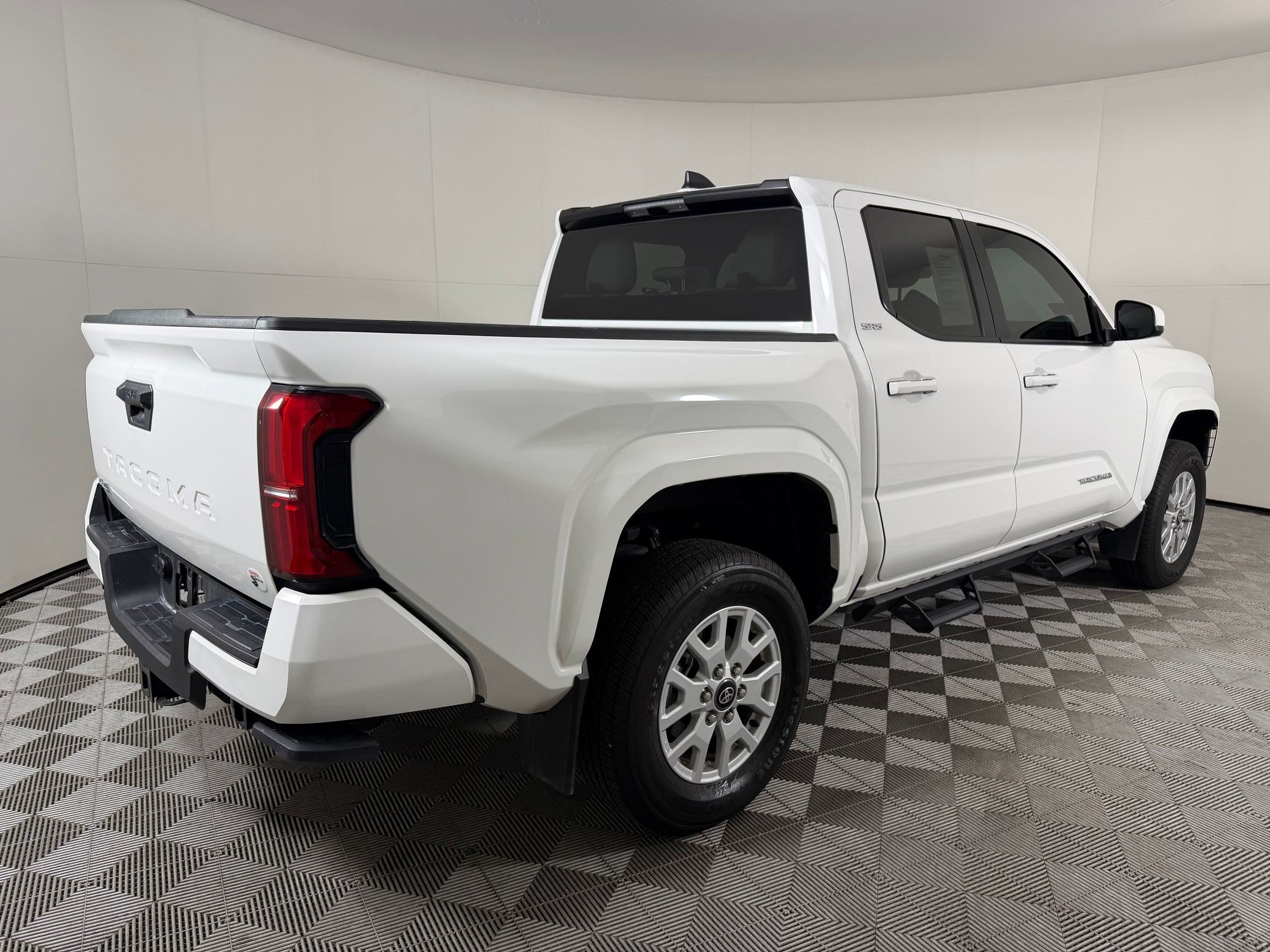 Used 2024 Toyota Tacoma SR5 AWD/4WD image 9
