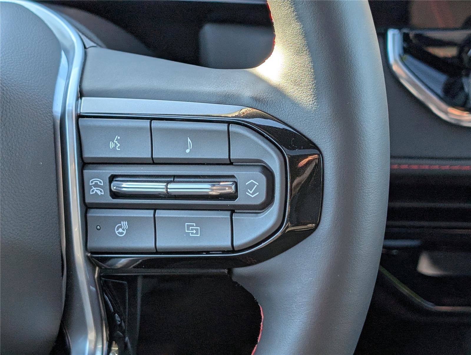 Used 2025 Chevrolet Colorado Z71 w/ Midnight Edition image 25