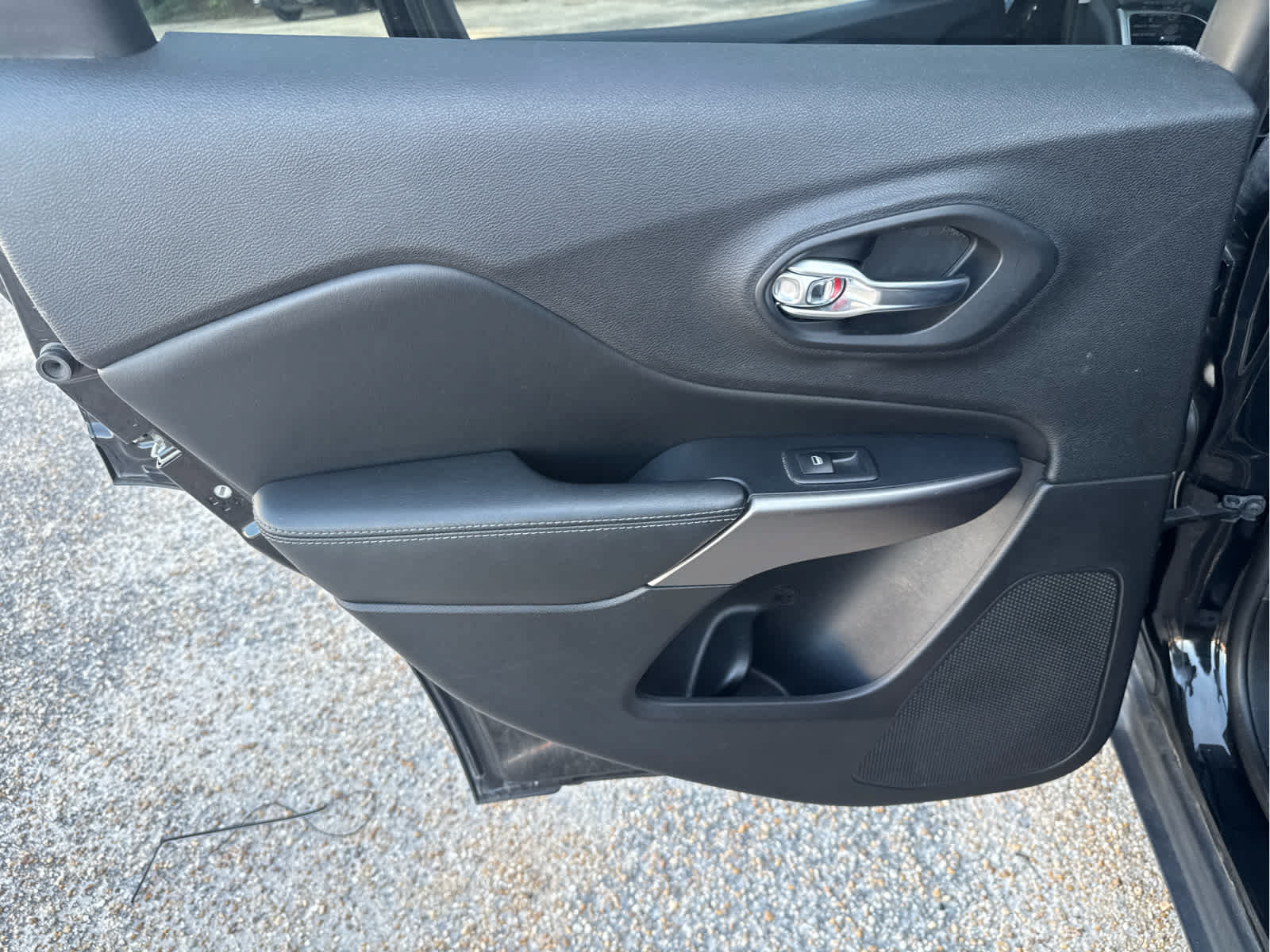 Used 2019 Jeep Cherokee Limited FWD image 32