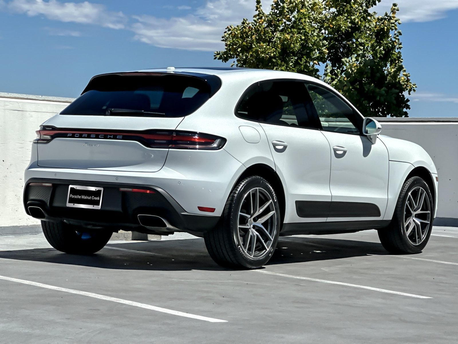 Certified 2024 Porsche Macan AWD/4WD image 9