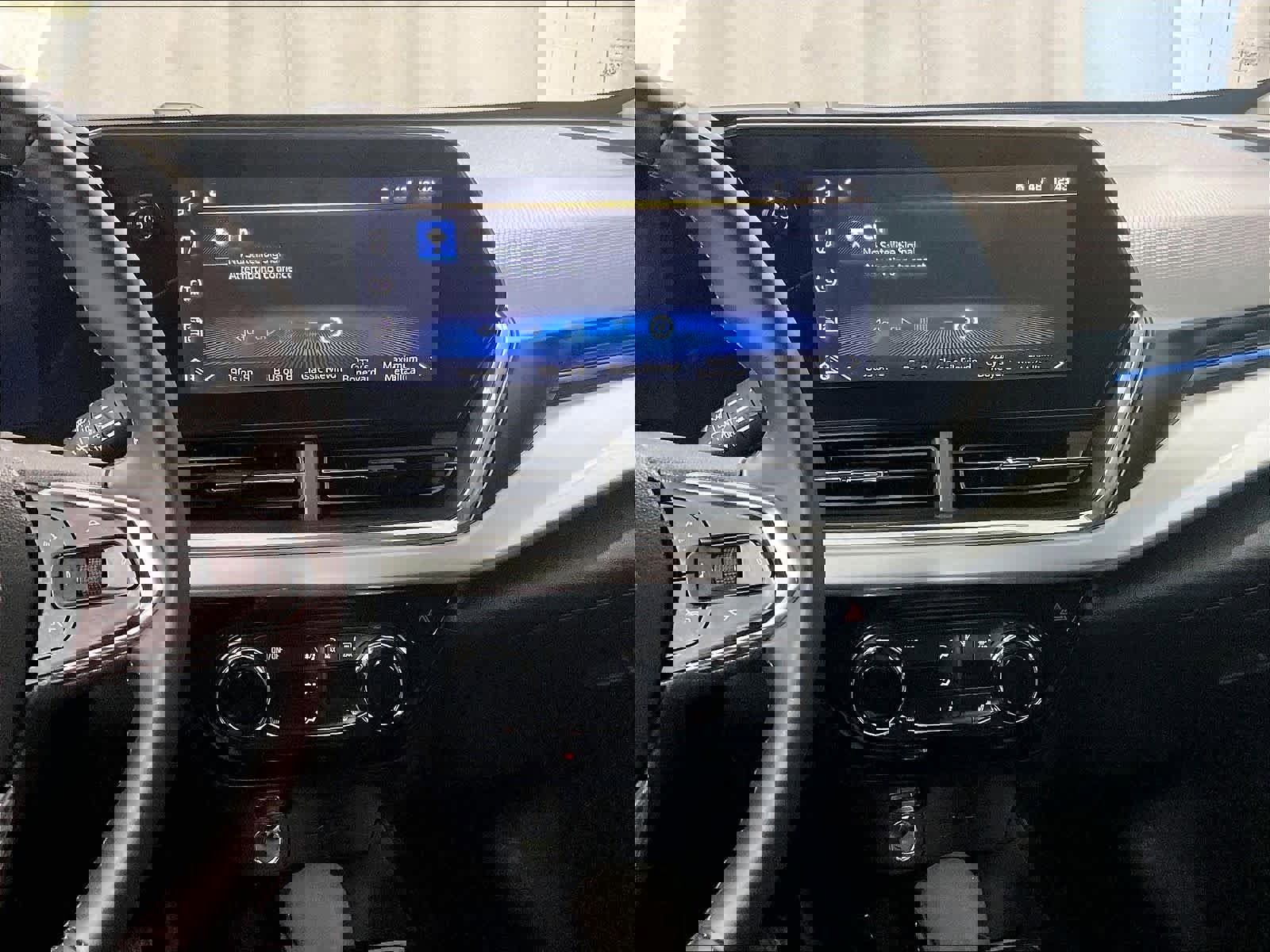 Used 2025 Chevrolet Trax LT w/ LT Convenience Package image 18