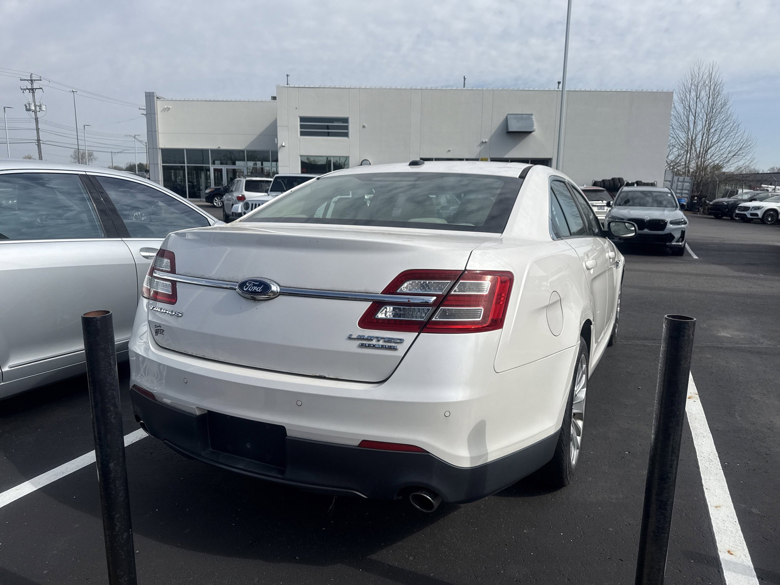 Used 2015 Ford Taurus Limited AWD/4WD image 3