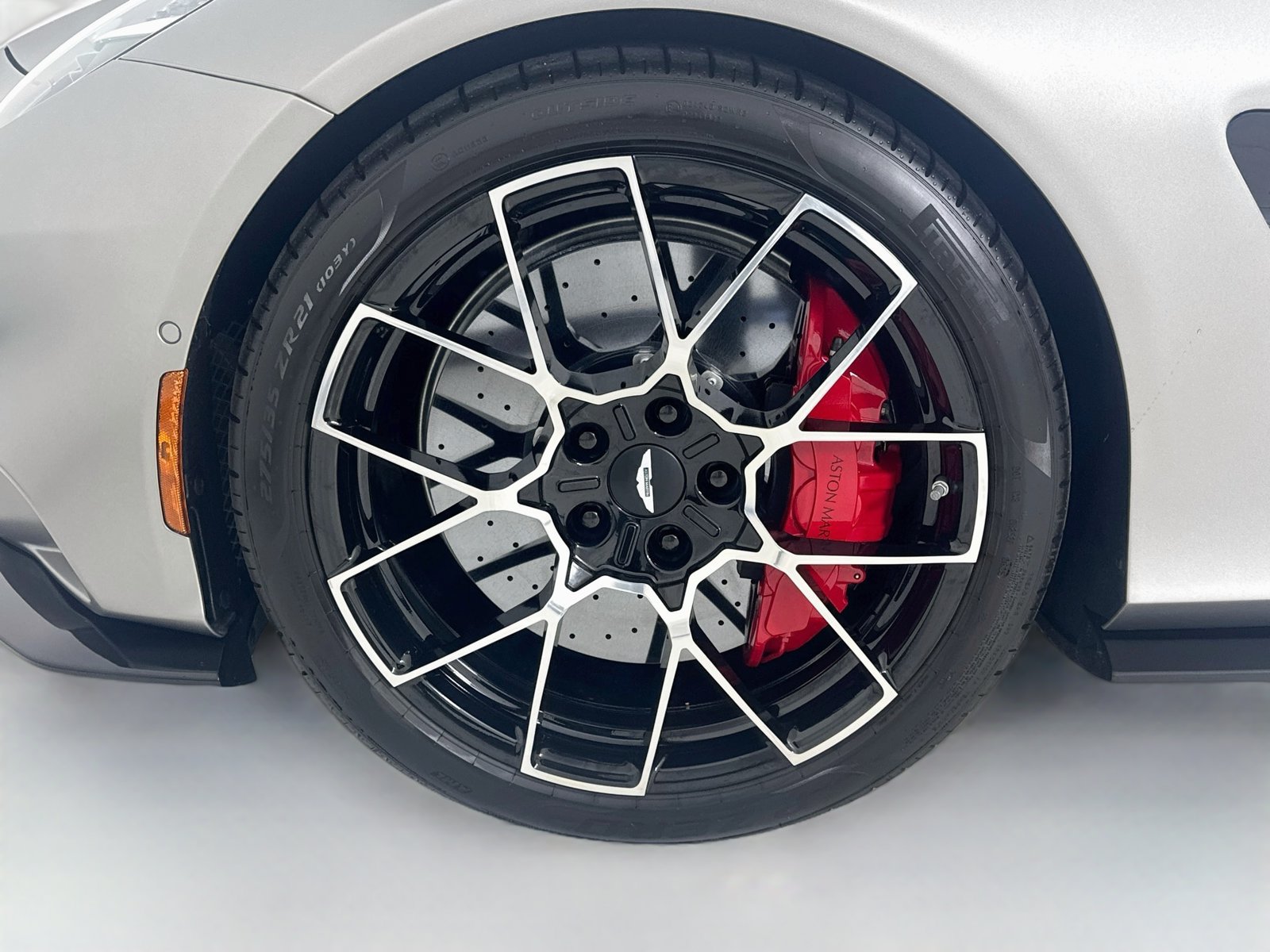 Used 2025 Aston Martin Vanquish RWD image 10