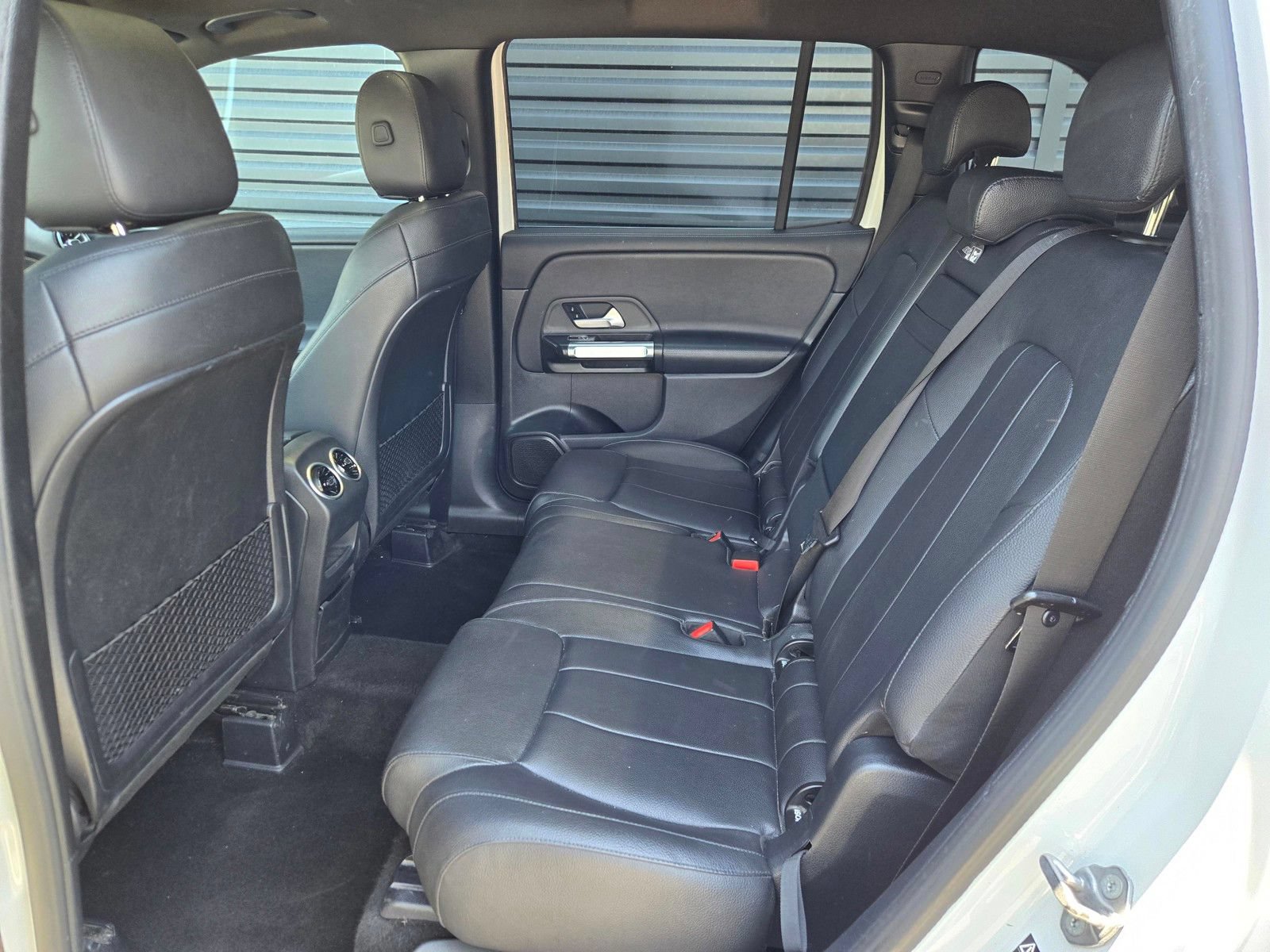 Used 2021 Mercedes-Benz GLB 250 4MATIC w/ Premium Package image 18