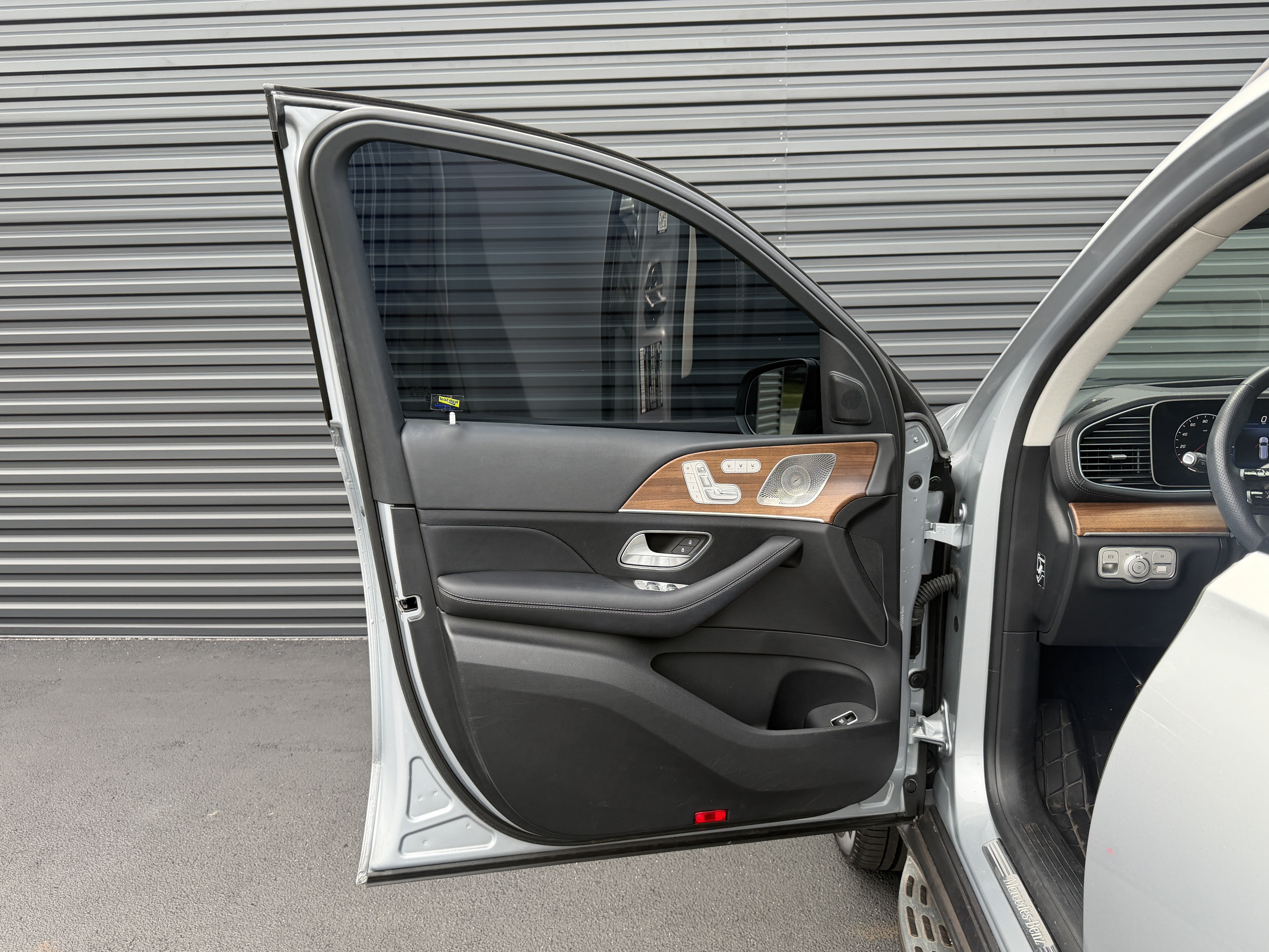 Used 2024 Mercedes-Benz GLS 580 4MATIC image 23