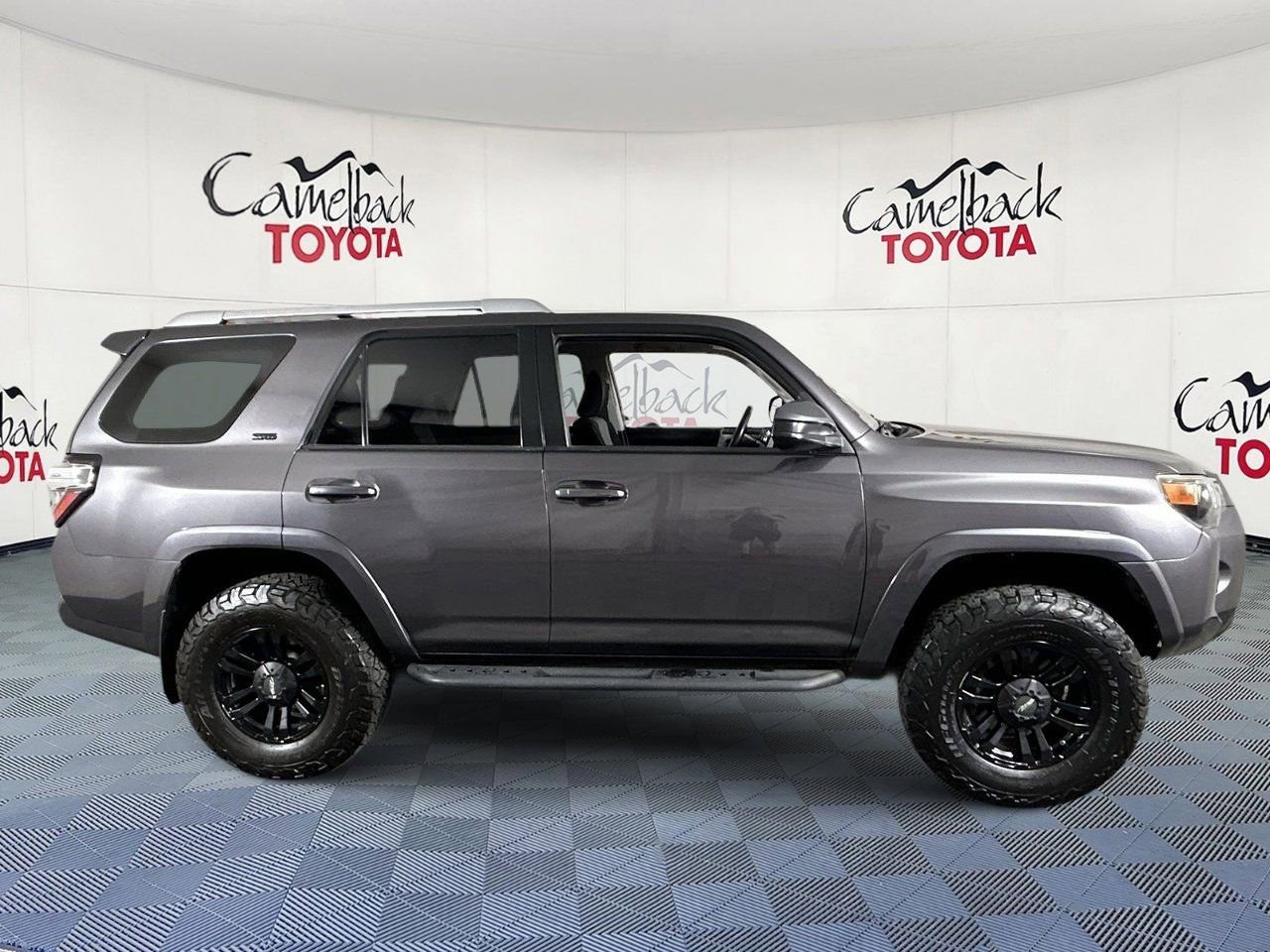 Used 2017 Toyota 4Runner SR5 AWD/4WD image 8