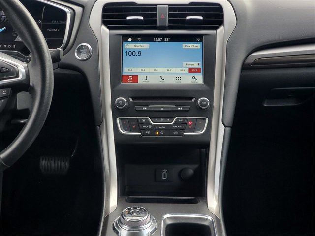 Used 2017 Ford Fusion SE w/ Fusion SE Technology Package image 32