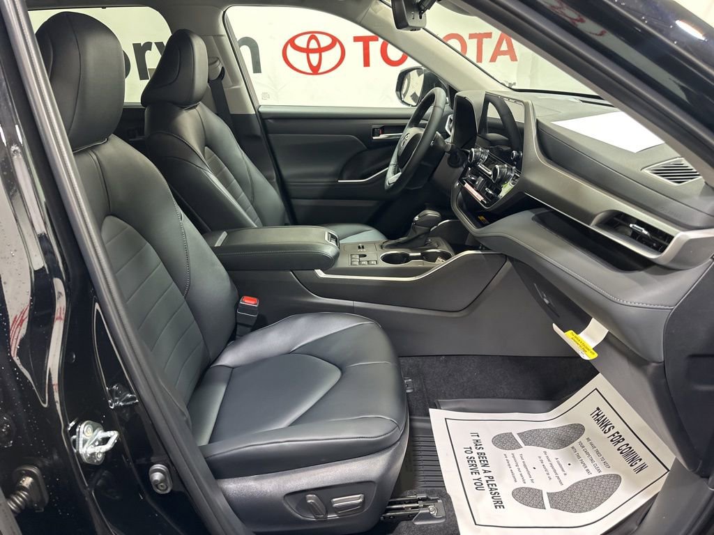 New 2026 Toyota Highlander XLE image 12