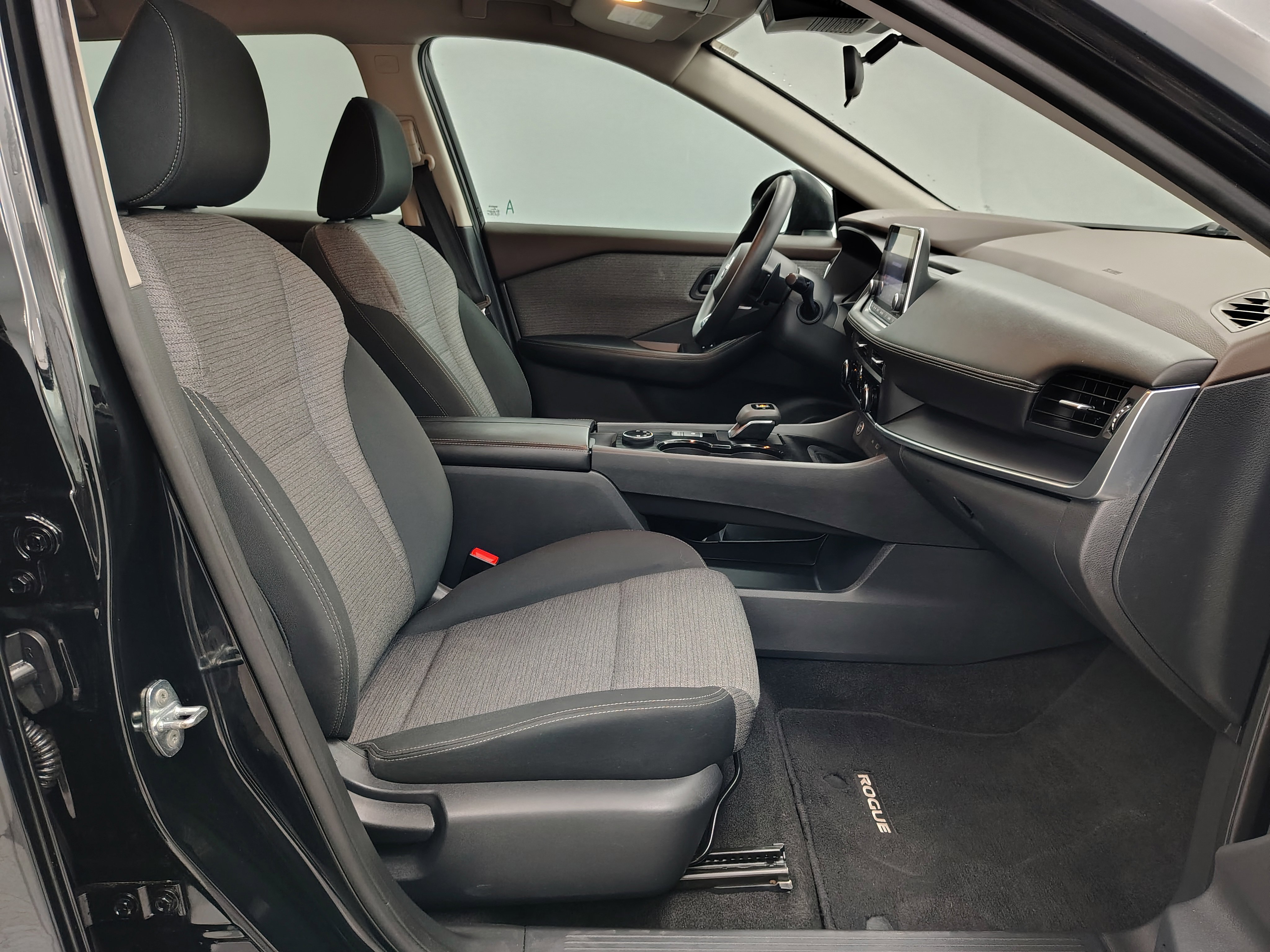 Used 2022 Nissan Rogue S image 23