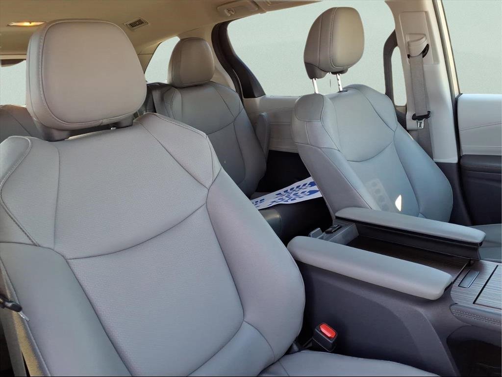 Used 2023 Toyota Sienna XLE image 18
